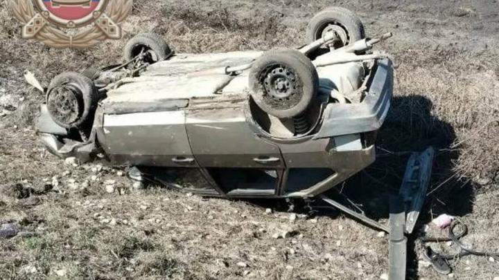 Мужчина и женщина перевернулись в "девятке" около саратовского села