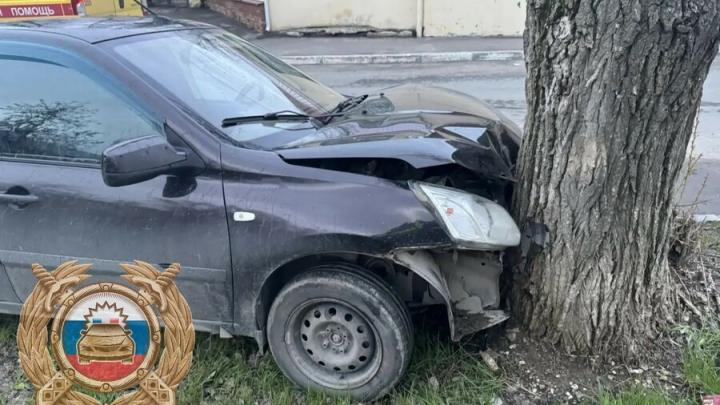 Пожилой водитель на иномарке врезался в дерево в Саратове
