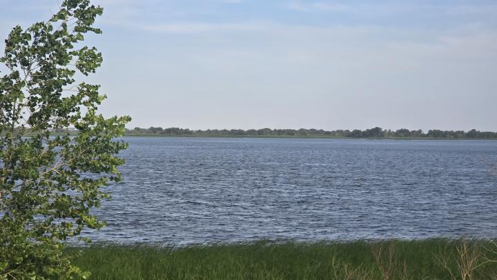 В Балаковском районе из-за паводка повреждена дамба через реку Маянга В Балаковском районе из-за паводка повреждена дамба через реку Маянга