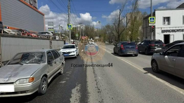 У ТЦ "Город" в Саратове "15-я" сбила женщину с ребёнком У ТЦ "Город" в Саратове "15-я" сбила женщину с ребёнком