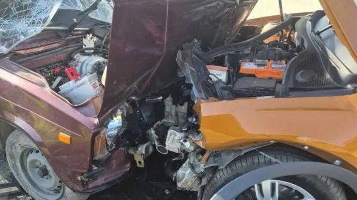 В Балакове "семёрка" въехала в Audi: двое пенсионеров в больнице