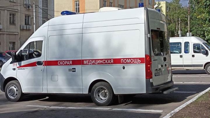 В Саратовской области мужчина на мопеде наехал на бревно и попал в больницу