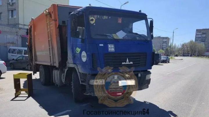 В Саратове грузовик наехал на женщину