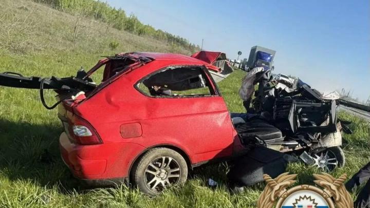 Полмашины осталось после смертельного ДТП с грузовиком в Красноармейском районе